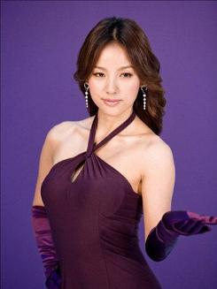 ...的女歌手曾是韩国红极一时的少女组合fin.k.l的成员于1998年...