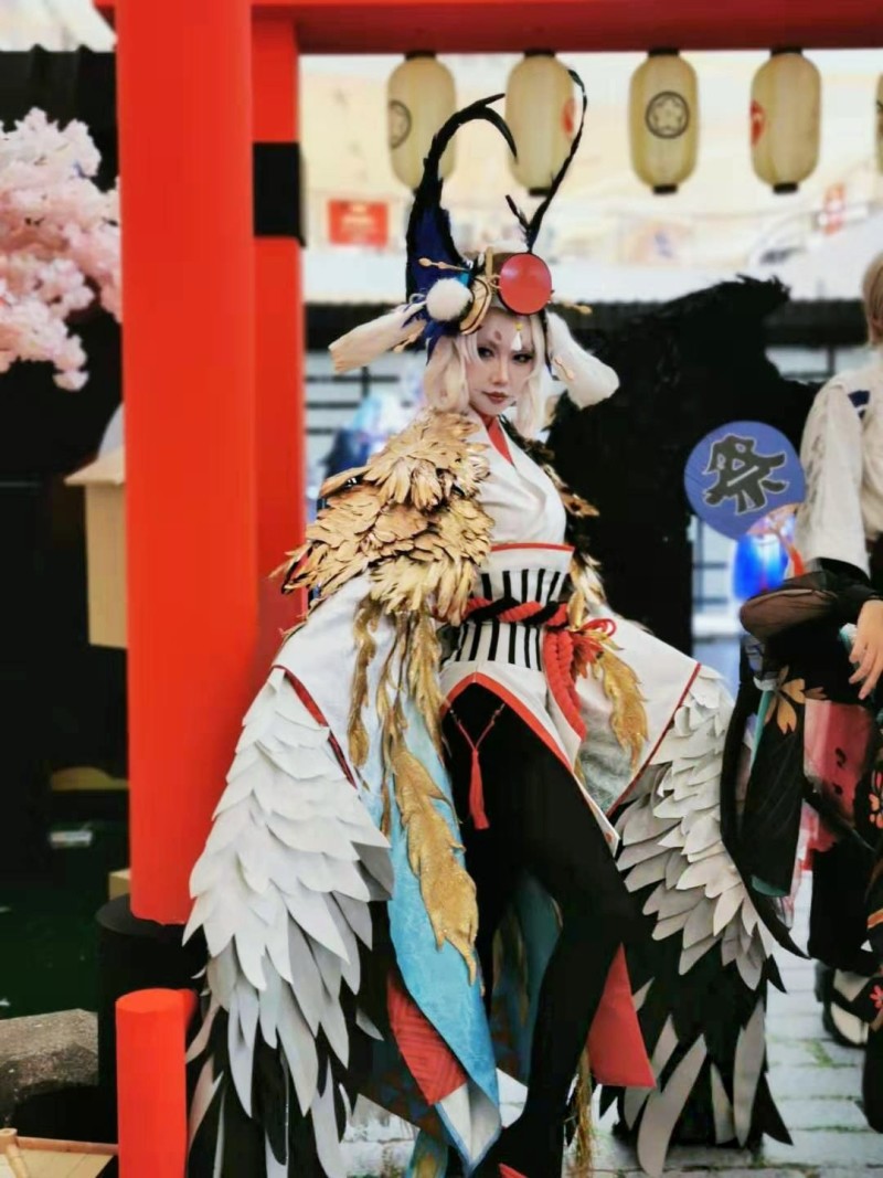 波洞id:cn魔方,是一位古都coser,裁缝妆娘,金銮鹤羽姑获鸟妆容撑起了