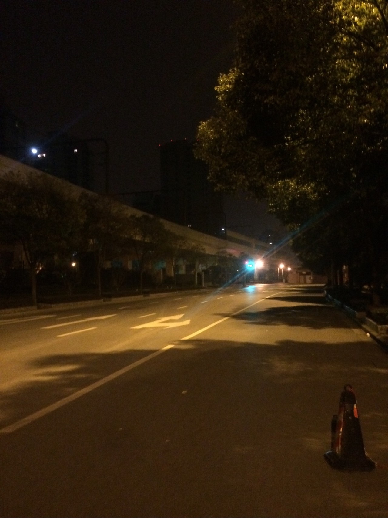 和千走在,冷风阵阵的凌晨街道