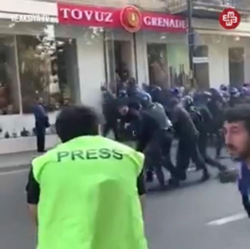 较真查证 意大利警察当街把65岁以上的老年人都抓了关起来