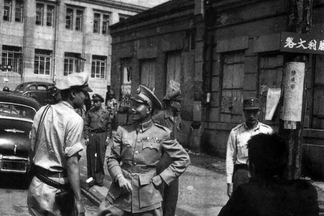1946年，接收东北之新一军军长孙立人(中)在长春街头。