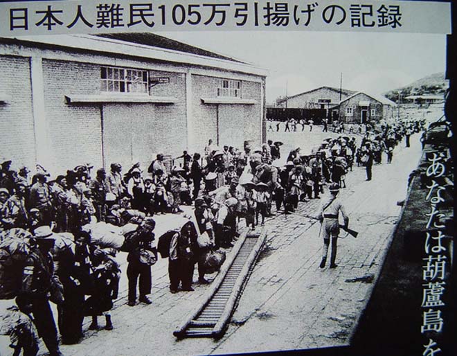 1946年，东北日侨在葫芦岛等待被遣返。