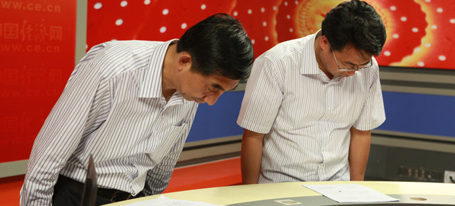 2011年，哈药集团制药总厂厂长吴志军（左）曾就哈药“超标排放事件”，正式向公众道歉