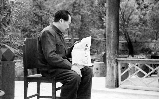 毛泽东阅读人民解放军1949年4月23日解放南京的报道。