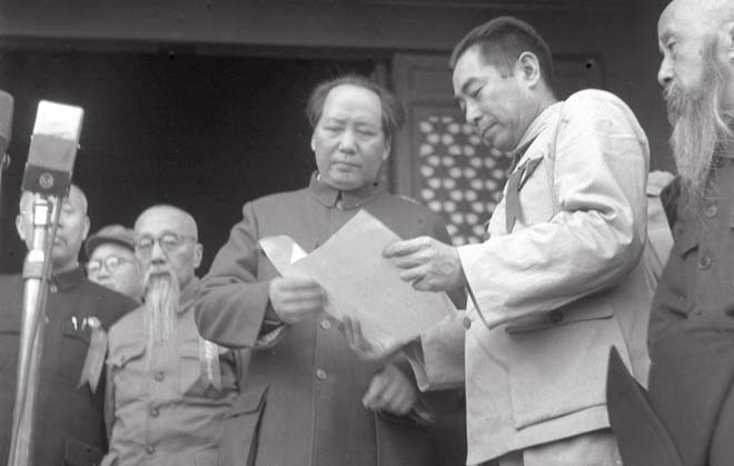 1949年10月1日，毛泽东与周恩来等人在开国大典上。