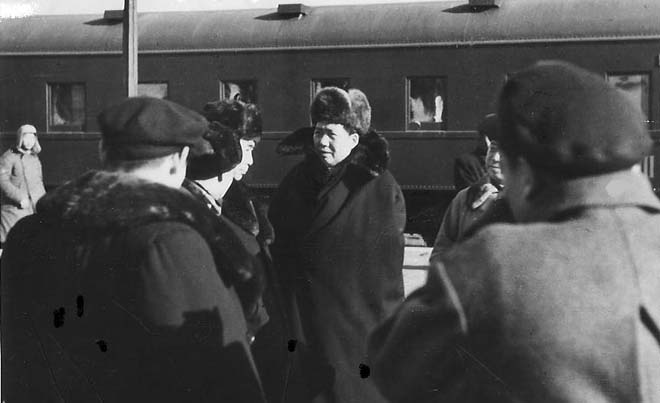 1950年2月，毛泽东结束访苏回国途中，在海拉尔车站。