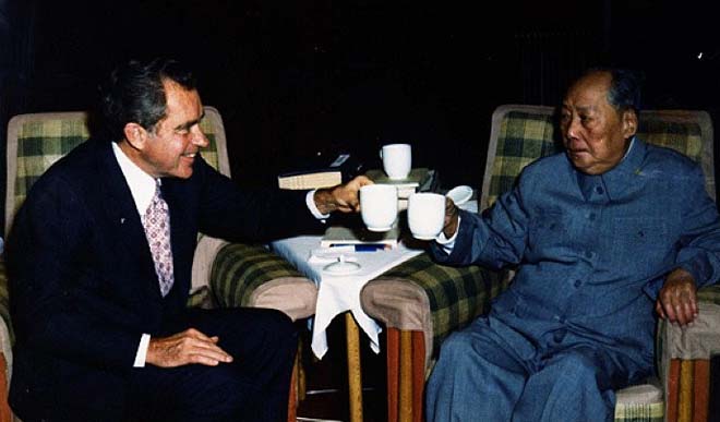 1976年，毛泽东在书房会见尼克松，以茶代酒。