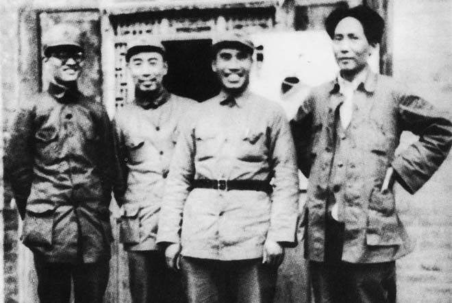 1937年，右起：毛泽东、朱德、周恩来、秦邦宪在陕北合影。