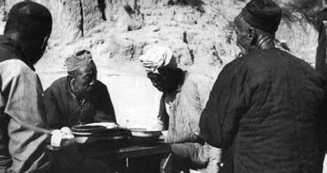 减租减息运动中地主与佃农细算所得。