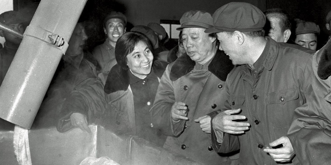 1977年，时任中共中央办公厅主任汪东兴（前排右二）、时任国务院副总理吴桂贤（前排右三）视察大庆石油化工总厂