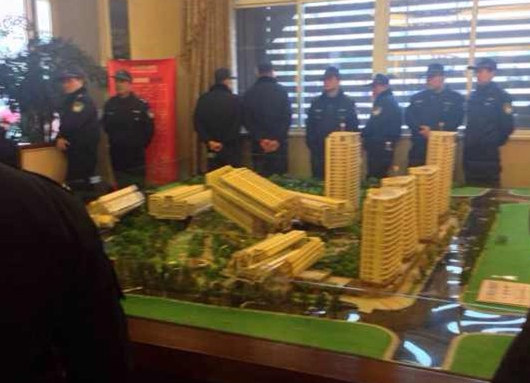 “维权”业主打砸售楼处的沙盘