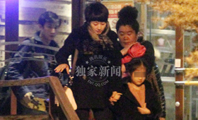 上周，马伊琍一家四口亮相被媒体首次抓拍