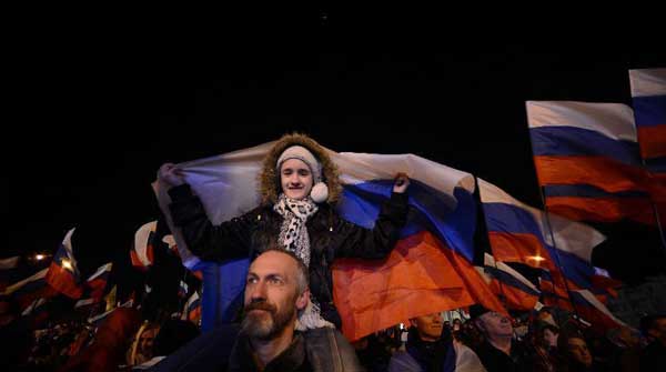 参加全民公决庆祝晚会的克里米亚人