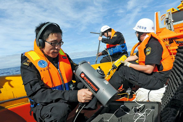 海巡01在探测黑匣子信号