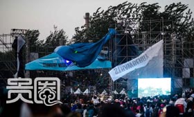 大风差点掀翻舞台，对主办方的考验真不小
