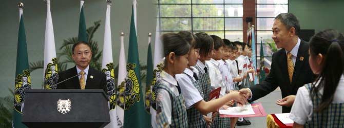 汇佳连续十几年组织学生赴美学习交流 王志泽为归国学子颁发证书