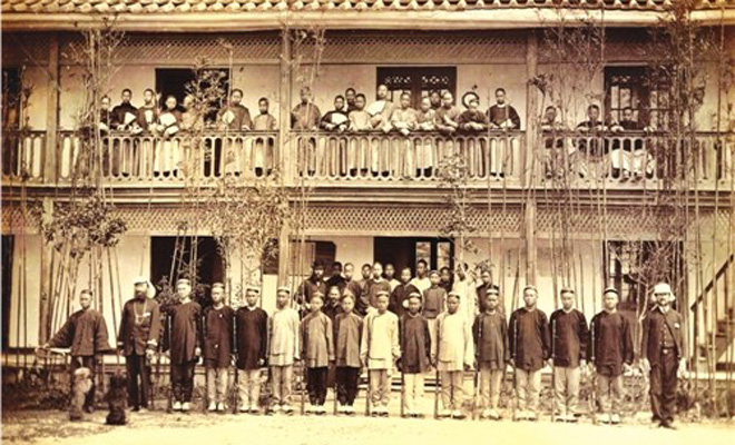 1880年，由船政学堂学生组成的少年洋枪队队员列队站立，手持洋枪，其中还有两位法国教官。