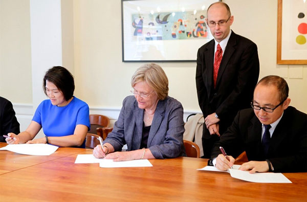潘石屹、张欣夫妇与哈佛大学签订捐献助学金协议