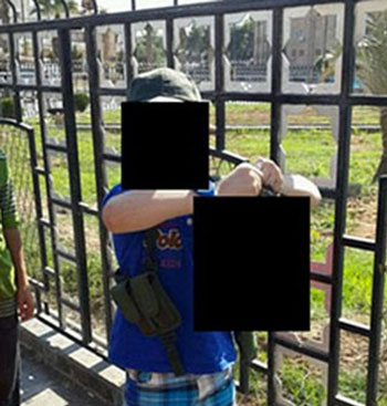 澳大利亚籍ISIS武装分子让年仅7岁的儿子展示敌人首级