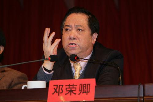 邓荣卿接受周某的15万贿款，是周某用三公经费走的账