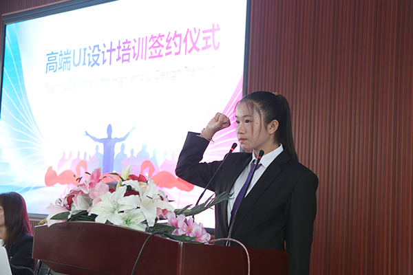 学生代表唐欣婷说了自己的感受并组织大家宣誓.jpg