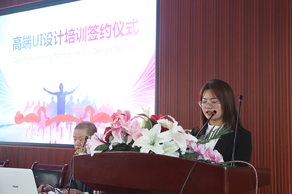 班主任韩老师介绍了学生的学习情况.jpg