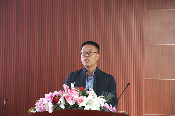 教育集团唐总对学生及家长介绍UI设计发展前景及就业情况.jpg