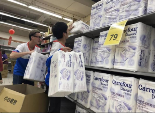 △2月26日，台湾嘉义，民众到卖场等通路抢购卫生纸。