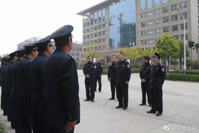 体贴入微 暖心鼓励——局党委领导亲切慰问保安队员和食堂工作人员