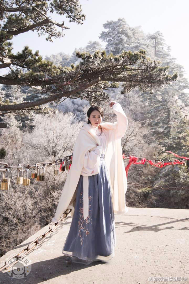 美女在雪后华山拍古装照 网友：女侠穿越了