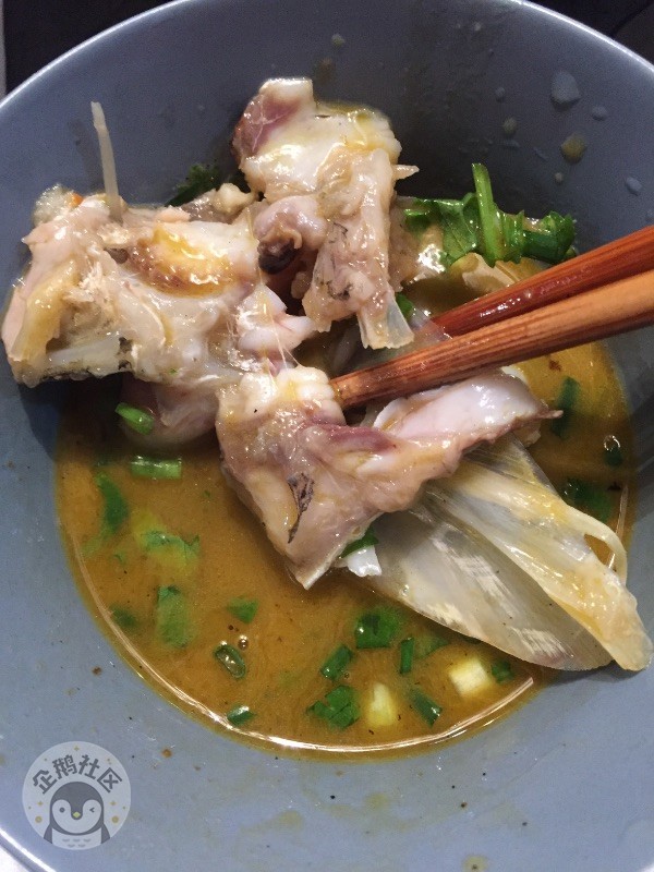 一碗汤鲜味美的海鲜拉面，再配上辣白菜简直完美