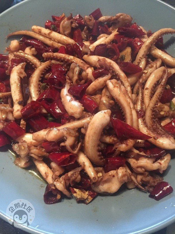 一碗汤鲜味美的海鲜拉面，再配上辣白菜简直完美