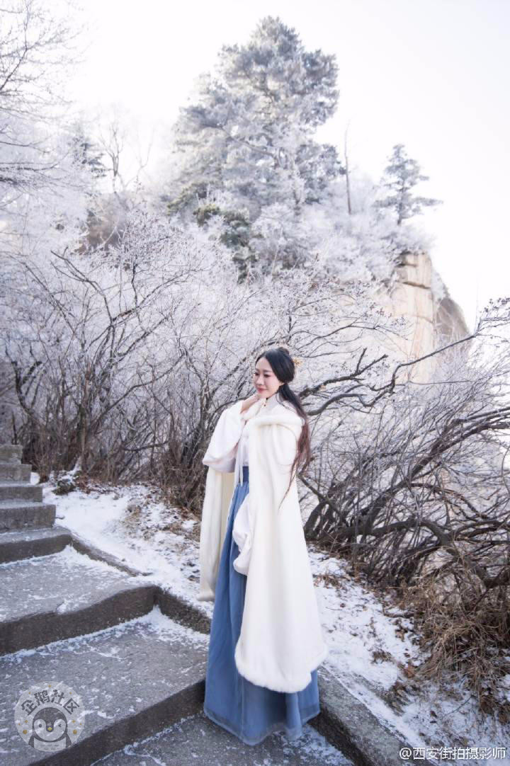 美女在雪后华山拍古装照 网友：女侠穿越了