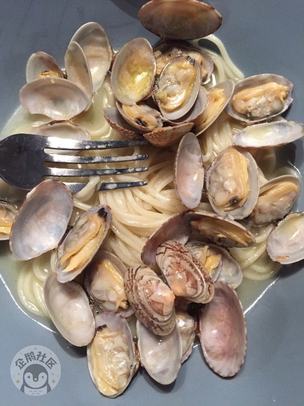 一碗汤鲜味美的海鲜拉面，再配上辣白菜简直完美