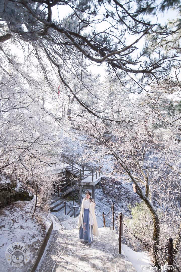 美女在雪后华山拍古装照 网友：女侠穿越了
