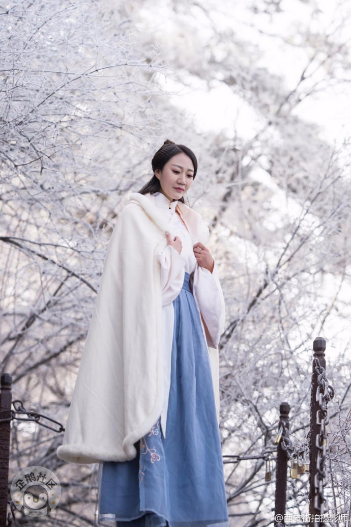 美女在雪后华山拍古装照 网友：女侠穿越了