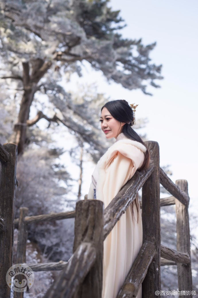 美女在雪后华山拍古装照 网友：女侠穿越了