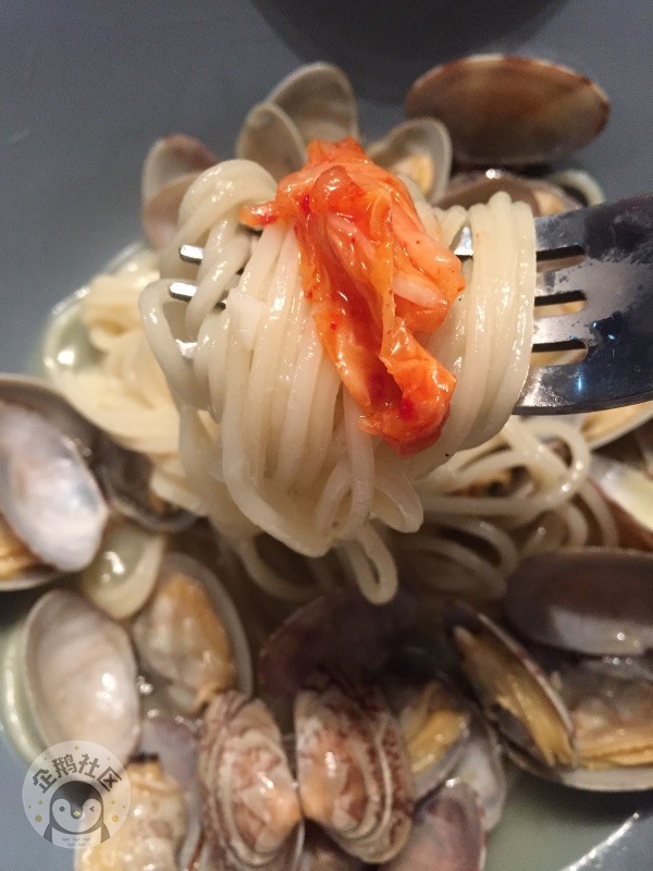 一碗汤鲜味美的海鲜拉面，再配上辣白菜简直完美
