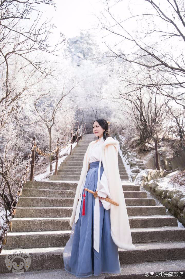 美女在雪后华山拍古装照 网友：女侠穿越了