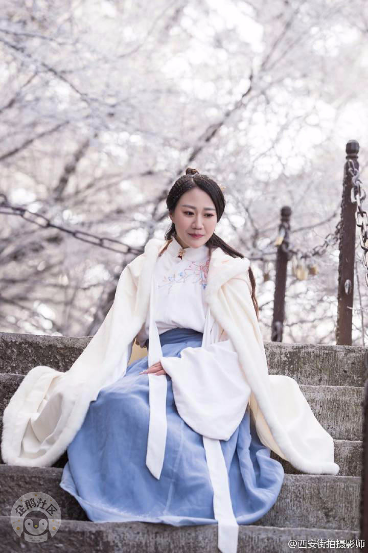美女在雪后华山拍古装照 网友：女侠穿越了