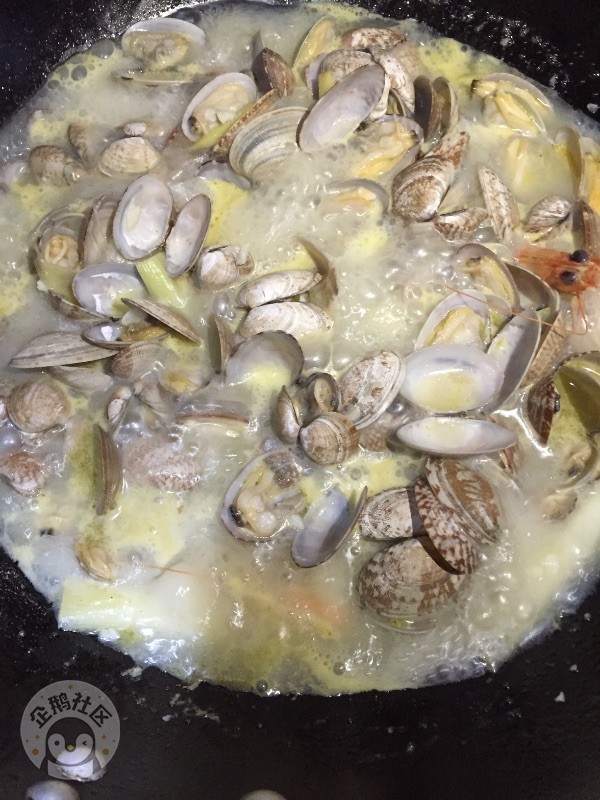一碗汤鲜味美的海鲜拉面，再配上辣白菜简直完美