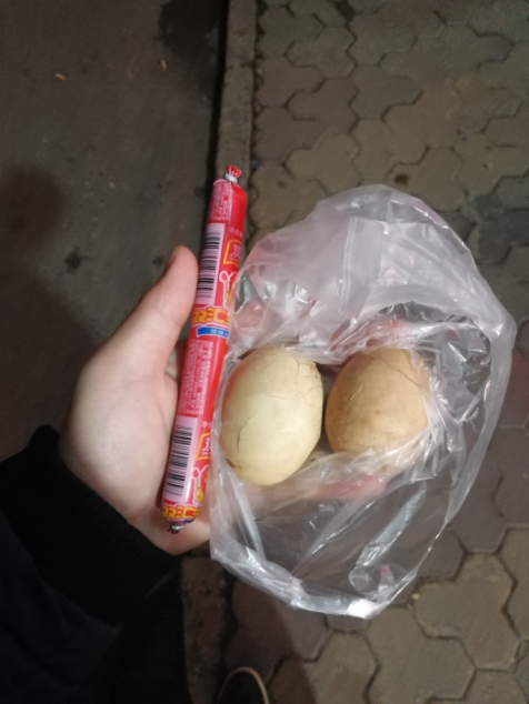【随拍】一个一个火腿肠两个鸡蛋!