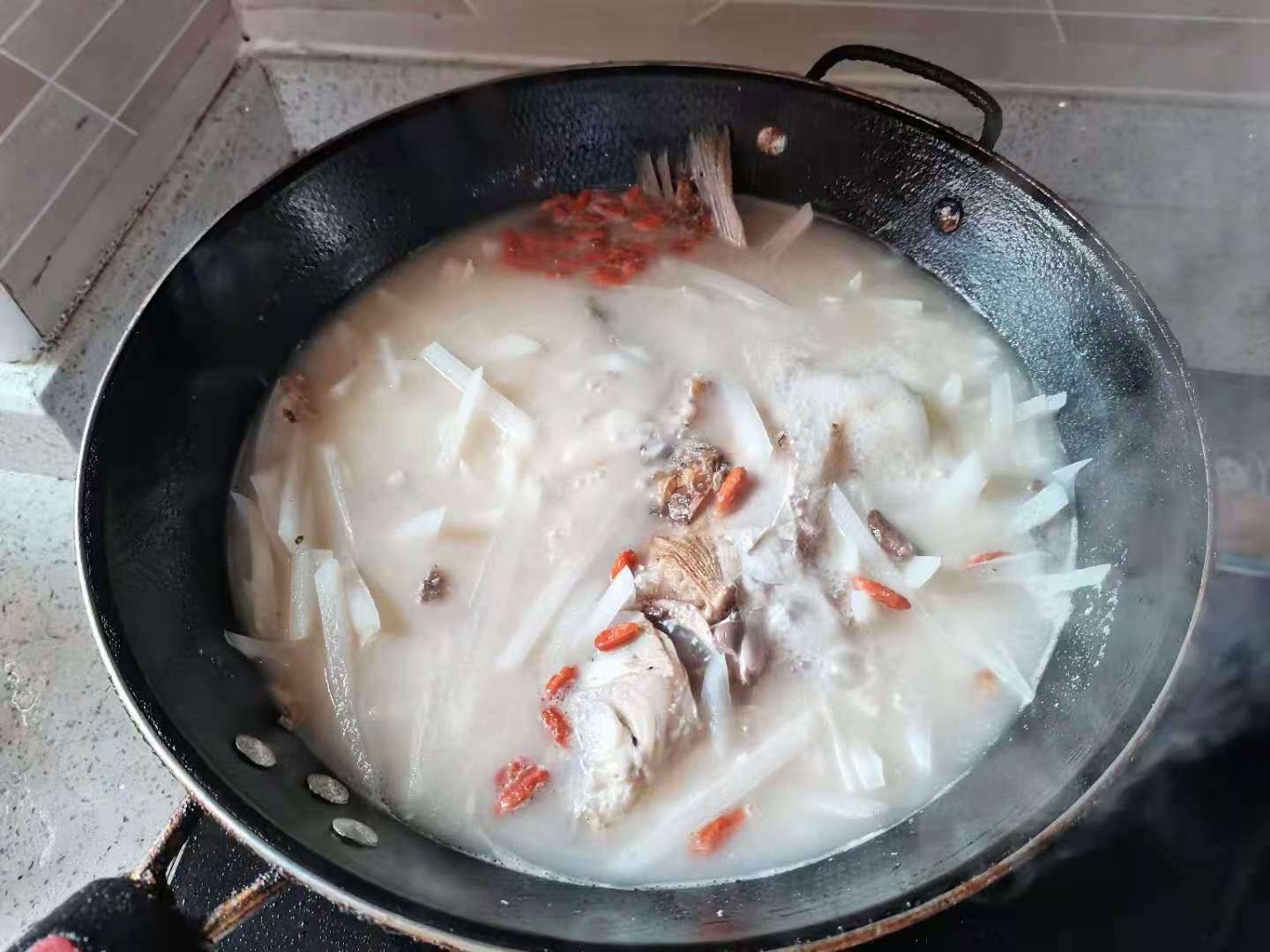 随拍白萝卜炖鱼