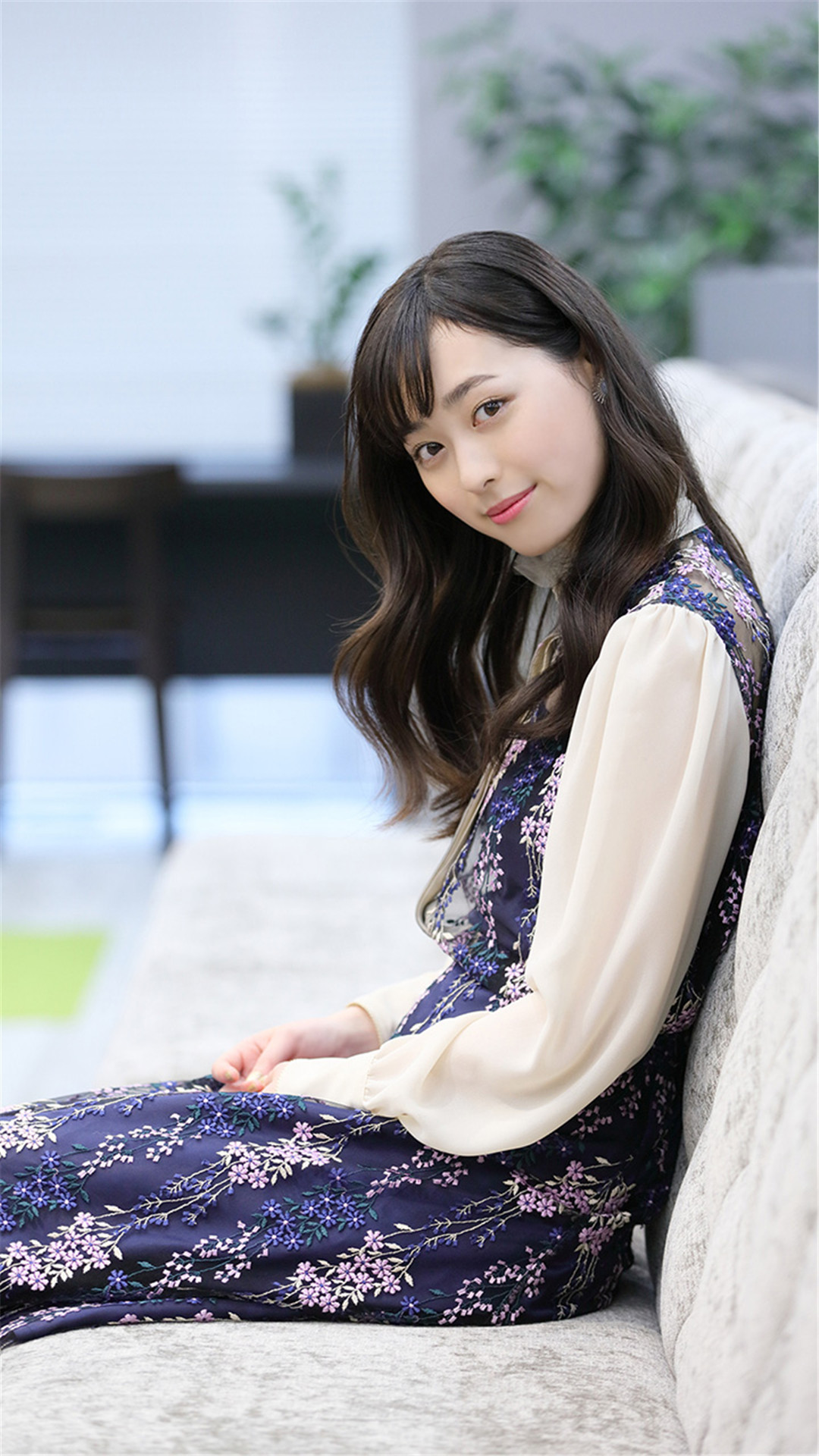 日本明星福原遥可爱高清手机壁纸