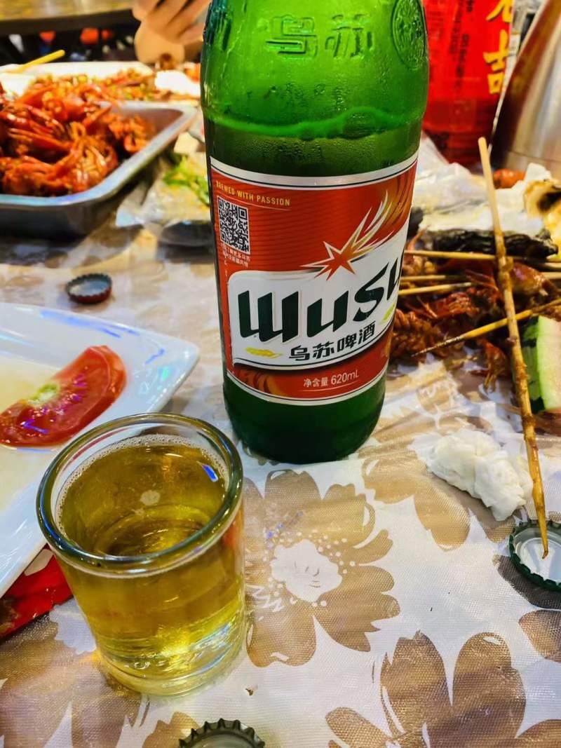 乌苏啤酒实拍照片图片