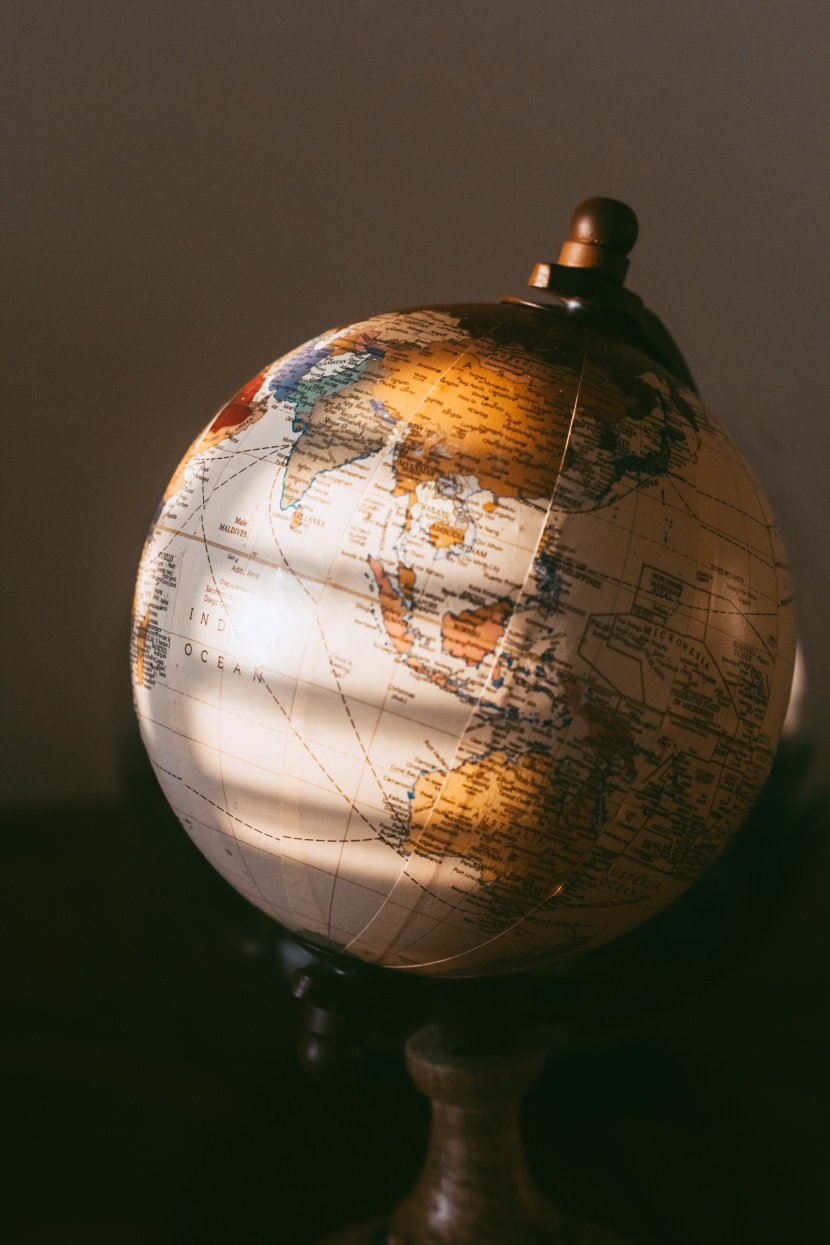 漂亮实用的地球仪桌面壁纸