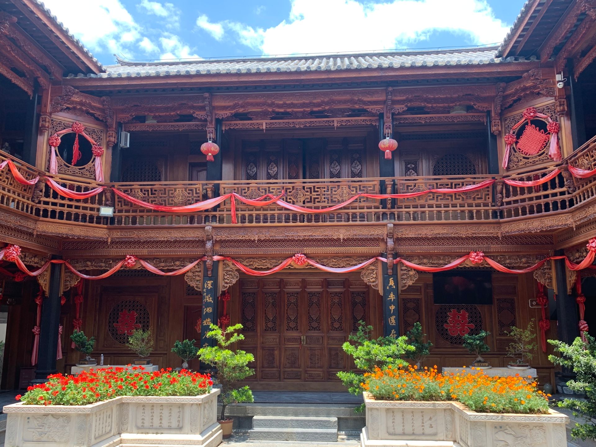 随想:四进的四合院,挺不错的,全部都是木头搭起来了!随拍