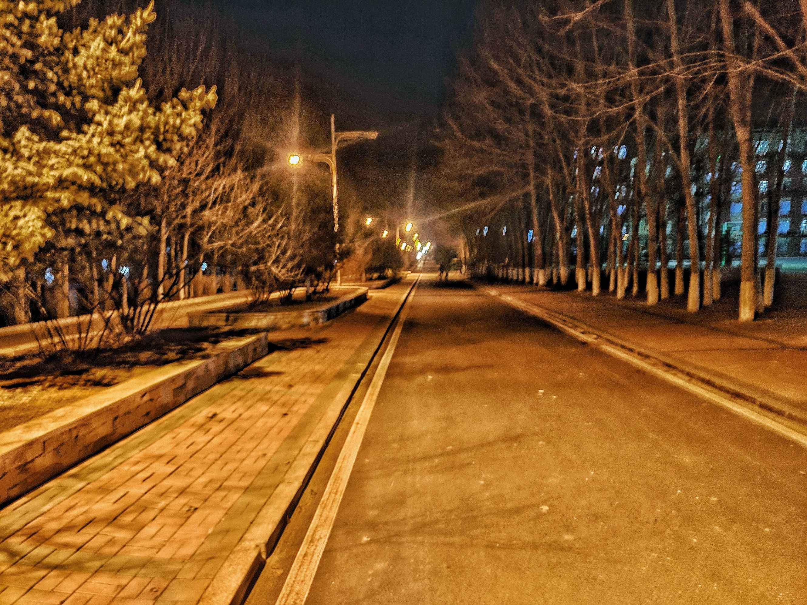 随拍夜晚的街道