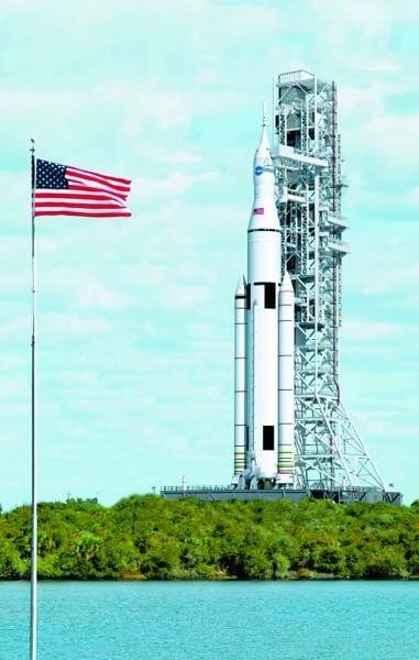图为美国"航天发射系统"重型运载火箭