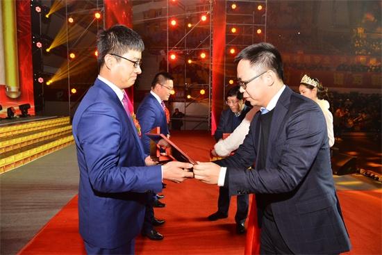 双汇集团党委书记杜俊甫,双汇发展副总裁万子豪为昆明双汇管理团队